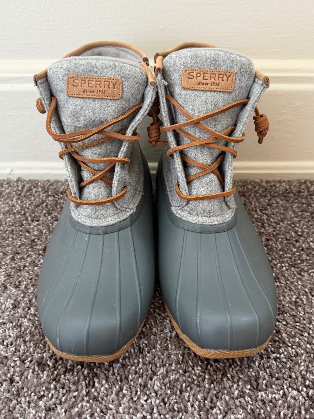 Sperry's women's winter boots. Inner zipper. Size 11 women's. Lightly worn.